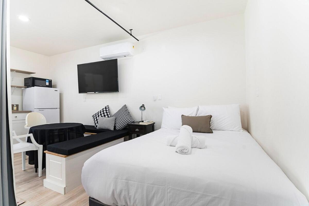 Modern With Kitchen By Miracle Mile Los Ángeles