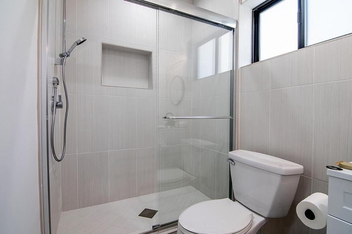 Modern With Kitchen By Miracle Mile Apartamento *
